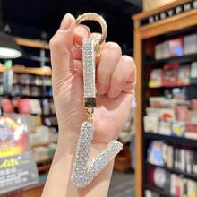 1个闪亮水钻字母钥匙扣，26个字母闪亮汽车钥匙圈挂件，个性化钥匙扣，女士包包挂件，圣诞礼物，情人节礼物，包包挂件，汽车配件，送给老师、朋友、姐妹的礼物创意