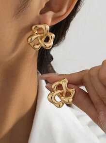 1 Pair European & American Unique Small Batch Versatile Chic Hollow Geometric Clover Circle Metal Design Women Stud Earrings
