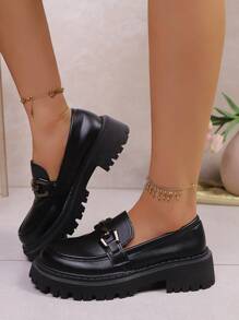 Mocassins noirs à enfiler pour femmes avec semelles épaisses, décoration de boucle métallique à la mode, chaussures plates décontractées à bout rond, couleur unie polyvalente rétro pour les navettes, chaussures de vacances plateforme imperméables style "Babies"