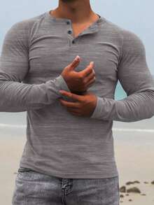 Camiseta interior de manga larga con cuello Henley, de unicolor y casual, versátil y cómoda, de tela suave para todas las estaciones, otoño - Gris Claro - Ver 2