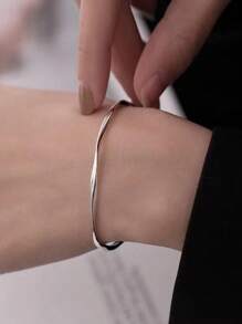 1pc Minimalist Fashion Mobius Twist Bangle Bracelet
