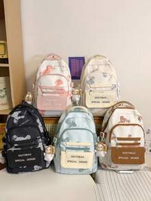 ¡Aquí llega la tormenta de ternura! Esta mochila impresa con dibujos animados súper adorable ofrece múltiples opciones de color, desbordando un encanto infantil. Con su diseño de espacio tridimensional, organiza fácilmente los libros de texto y los artículos varios, mientras que los lindos colgantes le dan un toque juguetón. La gran capacidad la hace perfecta para la vida en el campus y las salidas, combinando practicidad y atractivo visual: ¡un imprescindible para los estudiantes! - Mochila estampada - Ver 1
