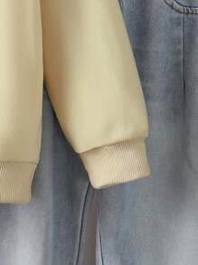 2 pezzi Outfit casual per ragazzi - Felpa girocollo a maniche lunghe in colore tinta unita kaki con pantaloni in jeans azzurro chiaro (la maglietta nell'immagine non è inclusa)