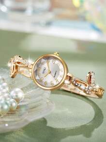 SOKI Relógios femininos pequenos, elegantes e modernos, vintage, de quartzo, com mostrador redondo simples, pulseira de liga em formato de borboleta criativa, pulseira de strass com padrão de borboleta, adequado para uso diário e presentes de Natal (sem caixa)