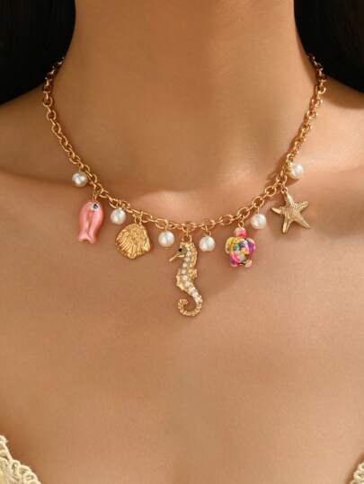 1 pezzo Elegante e alla moda collana gioiello bohémien con elementi estivi marini, caratterizzata da stelle marine dorate, conchiglie colorate, conchiglie, pesciolini dorati in miniatura, cavallini di mare, aragoste rosse, sirene, perline assortite, stelle marine con incastonature di vetro, conchiglie e conchiglie con incastonature di perle false, catena placcata oro, multipli design per collana da donna da indossare a una festa in spiaggia