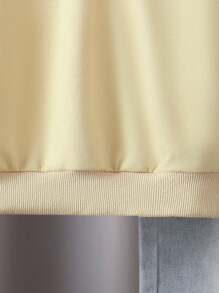 2 pezzi Outfit casual per ragazzi - Felpa girocollo a maniche lunghe in colore tinta unita kaki con pantaloni in jeans azzurro chiaro (la maglietta nell'immagine non è inclusa)