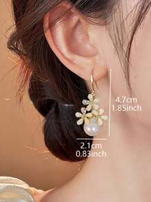 1 paire de boucles d'oreilles élégantes aux fleurs géométriques, incrusté de verre artificiel et de faux perles. Design de style français de luxe, convenant aux femmes pour des tenues formelles, des fêtes, les vacances et la rentrée scolaire