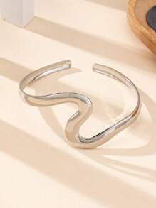 1pc Wavy Metal Geometric Shaped Bracelet, Minimalist Style For Casual And Office Wear (Can Be Worn As Arm Band)