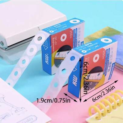 1 scatola di rinforzi adesivi trasparenti a forma di ciambella per fori di punzonatura, sticker protettivi per rinforzare buchi, design ad alta trasparenza, perfetto per fori di raccoglitori, con nastro adesivo resistente, riparazione durevole, per prolungare la vita utile, adatto per raccoglitori, quaderni, cartelline, per prevenire danni alla carta, riparazione semplice e conveniente, mantenere l'integrità dei documenti, materiale di alta qualità e durevole, per tenere i documenti puliti (colore e stile casuale), forniture scolastiche, back to school