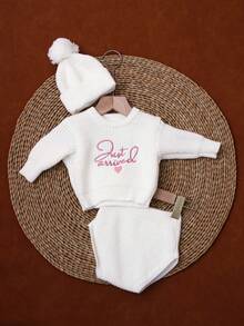 新生儿刺绣针织连体衣及毛球帽套装，摄影道具及洗礼服