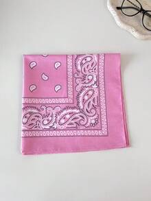 一条西部风情波西米亚休闲复古围巾，四季皆宜，适合日常穿着。