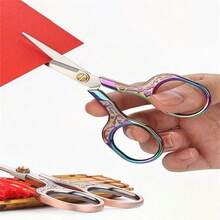 实用的日常好东西 - 古董花朵图案剪刀，多功能手剪刀，外观精致时尚，小巧便携，锋利耐用，可用于布料切割、纸张切割、线切割、熨斗切割等多场景应用，是聚会、生日和开学、学校用品、返校期间送给家人和朋友的完美礼物