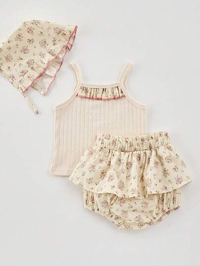 مجموعة ملابس صيفية للبنت الصغيرة 3 قطع: ملابس علوية كشكشة زهور صغيرة + شورت مطبوع بالكامل + قبعة