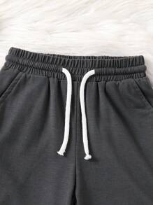 小男孩字母印花短袖T恤和短裤