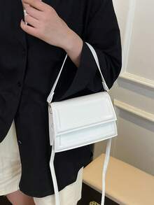 时尚休闲简约的方形翻盖单肩包，适合逛街、钱包、购物、年轻女性、大学生、新人、白领人士使用。非常适合办公室、大学、工作、商务、通勤、户外、旅行和郊游。