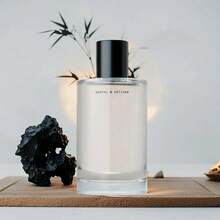 SANTAL & VETIVER Body And Hair Fragrance Mist For Women & Men - Fresh Woody Scent With Sandalwood & Vetiver Essential Oils, 10-20% Concentration, Alcohol-Based, 100ml/3.4fl.Oz, Unisex Fragrance, Sophisticated Bottle, Alcoholbased Spray - 無色 - 查看 4