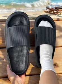 Mules d'été unisexes, rayures noires en matériau EVA épais et doux, confortable. Anti-dérapantes, imperméables, résistantes aux odeurs. Conviennent pour la plage/extérieur/intérieur, chambre, salle de bain, etc.