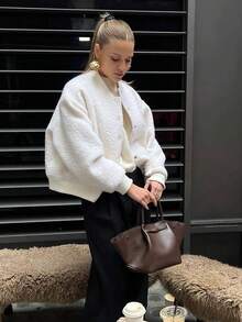 女式白色休闲宽松夹克，带前纽扣和口袋，长袖街头风格秋冬外套