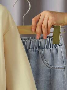 2 pezzi Outfit casual per ragazzi - Felpa girocollo a maniche lunghe in colore tinta unita kaki con pantaloni in jeans azzurro chiaro (la maglietta nell'immagine non è inclusa)