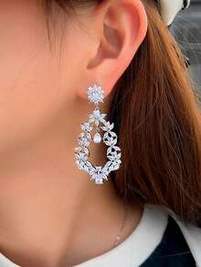 一对闪耀夺目的白色立方氧化锆密镶花叶形大长吊坠耳环，适合婚礼、新娘、派对佩戴 - 白色 - 查看 5