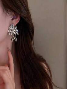 1 Pair Crystal Flower Stud Earrings, Suitable For Everyday Wear - Silver - View 4