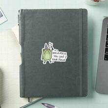 Nhãn dán "Bạn Mất Tập Trung" 3 inch. Hoàn hảo để thêm nét độc đáo cho không gian làm việc, trên sổ kế hoạch hoặc trong các buổi học! Sử dụng trong lớp học, tại nhà hoặc khi làm dự án. Lý tưởng cho học sinh, người đi làm và bất kỳ ai yêu thích thiết kế vui nhộn. Thể loại: Nhãn dán hài hước, Nghệ thuật truyền cảm hứng, Thiết kế phong cách sống, Trích dẫn vui nhộn. Nhãn dán này thêm nét vui nhộn cho đồ vật của bạn, đồng thời nhắc nhở bạn luôn đi đúng hướng. - 3inch/7,62cm - Xem 6