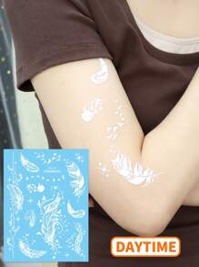 1 Arkusz Duży Rozmiar Niebieski Świecący I Biały Tusz Świecący W Ciemności Oryginalność Body Art Tymczasowe Naklejki Tatuażowe, Brokat Latający Ptak Gwiaździste Niebo Pióra Wzór, Wodoodporny Fałszywy Tatuaż, Trwałość 2-5 Dni, Zakrywający Blizny, Może Być Używany Na Ramionach Nadgarstkach Nogach Talii Szyi Dłoni Klatce Piersiowej Udach Palcach, Prezent Niespodzianka Na Imprezę Urodzinową