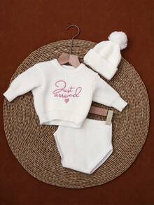 新生儿刺绣针织连体衣及毛球帽套装，摄影道具及洗礼服