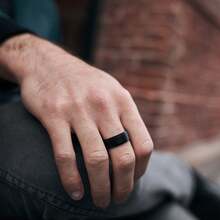 1pc Men's Fashionable Titanium Steel Ring, 8mm Black, Wear-Resistant And Scratch-Resistant Single Ring, Suitable For Friendship, Birthdays, Weddings, Graduation, Christmas - 黑色 - 查看 8