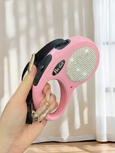 قيادة كلب قابلة للسحب مرصعة بالراين الوردي الأنيق، قيادة حيوانات أليفة طول 10 قدم متينة مع مقبض إرجونومي ومشبك مفاتيح، قيادة كلب مرصعة بالراين للمشي في الهواء الطلق، قيادة حيوانات أليفة عصرية وقابلة للحمل للسفر، هدايا عيد الميلاد والمناسبات