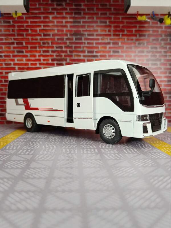 ESCBBXX Um Modelo de Carro de Liga Simulada de um Ônibus Comercial MPV, com Carroceria Feita de Liga de Zinco. Pode ser aberto nos dois lados, e o capô da frente e a porta do porta-malas também podem ser abertos. O modelo do carro tem funções simuladas de som e iluminação, com detalhes ricos, acabamento fino e boa qualidade. É adequado para coleção e como presente de aniversário para amigos.