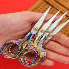 实用的日常好东西 - 古董花朵图案剪刀，多功能手剪刀，外观精致时尚，小巧便携，锋利耐用，可用于布料切割、纸张切割、线切割、熨斗切割等多场景应用，是聚会、生日和开学、学校用品、返校期间送给家人和朋友的完美礼物