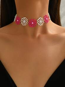 Ein stilvoller klassischer Gold- und Schwarz-Kontrastfarben-geometrischer runder Verbindungshalskette, vielseitiger Metallstil