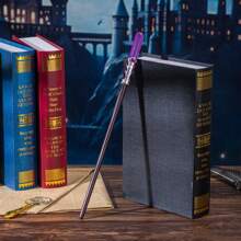 Warner Bros 1 Pieza Varita Mágica de Harry Potter Oficial de Warner Bros. - Accesorio de Película, Material de Resina con Núcleo Metálico Interno para Mayor Durabilidad y Resistencia a Roturas [Garantía Genuina] -- Varita de Voldemort, Varita de Hermione, Incluye Boleto de Ida y Vuelta del Expreso de Hogwarts. Empaque en Elegante Caja de Regalo Morada, Ideal para Fiestas, Actuaciones, Disfraces, Coleccionables y Regalos.