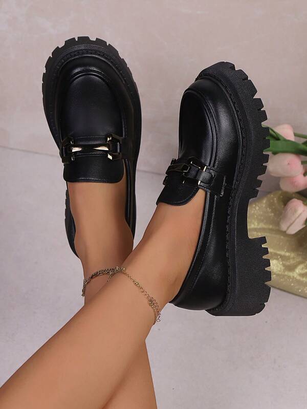 Mocassins noirs à enfiler pour femmes avec semelles épaisses, décoration de boucle métallique à la mode, chaussures plates décontractées à bout rond, couleur unie polyvalente rétro pour les navettes, chaussures de vacances plateforme imperméables style "Babies"