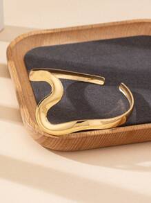 1pc Wavy Metal Geometric Shaped Bracelet, Minimalist Style For Casual And Office Wear (Can Be Worn As Arm Band)