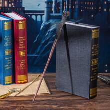 Warner Bros 1 Pieza Varita Mágica de Harry Potter Oficial de Warner Bros. - Accesorio de Película, Material de Resina con Núcleo Metálico Interno para Mayor Durabilidad y Resistencia a Roturas [Garantía Genuina] -- Varita de Voldemort, Varita de Hermione, Incluye Boleto de Ida y Vuelta del Expreso de Hogwarts. Empaque en Elegante Caja de Regalo Morada, Ideal para Fiestas, Actuaciones, Disfraces, Coleccionables y Regalos.