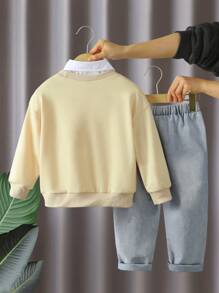 2 pezzi Outfit casual per ragazzi - Felpa girocollo a maniche lunghe in colore tinta unita kaki con pantaloni in jeans azzurro chiaro (la maglietta nell'immagine non è inclusa)