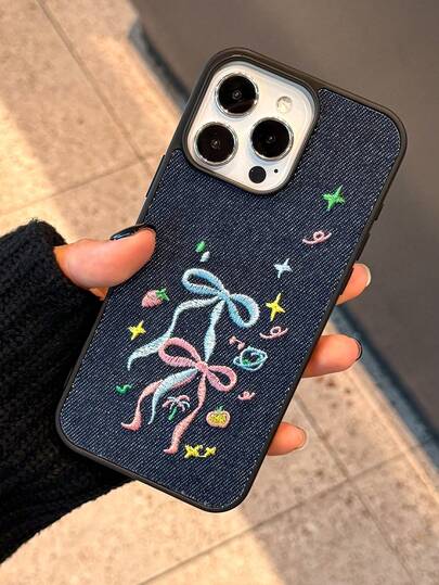 1 pièce Étui de téléphone anti-chute imprimé denim créatif et minimaliste avec motifs d'nœud, de fraise, de cocotier et d'étoile. Compatible avec Xs/Xs Max/XR/11/12/13/14/14 Plus/15/15 Plus/16 Pro/16 Pro Max, S25 Ultra, OPPO, Redmi Note14. Étanche, antichoc et résistant aux rayures