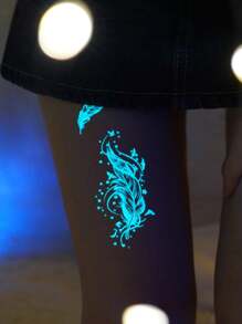 1 Arkusz Duży Rozmiar Niebieski Świecący I Biały Tusz Świecący W Ciemności Oryginalność Body Art Tymczasowe Naklejki Tatuażowe, Brokat Latający Ptak Gwiaździste Niebo Pióra Wzór, Wodoodporny Fałszywy Tatuaż, Trwałość 2-5 Dni, Zakrywający Blizny, Może Być Używany Na Ramionach Nadgarstkach Nogach Talii Szyi Dłoni Klatce Piersiowej Udach Palcach, Prezent Niespodzianka Na Imprezę Urodzinową