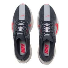 Nike 男士跑步鞋，透气舒适，户外公路跑运动鞋，运动休闲旅行鞋，ZoomX 泡沫中底，缓震支撑，经久耐用，训练鞋，PEGASUS PLUS - 煤黑/亮深紅/淺煙灰 - 查看 7