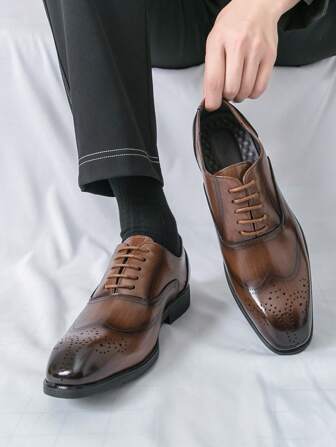 Zapatos con puntera de Brogue para hombres, nueva moda clásica de lujo con diseño elegante y tallado para caballeros. Tipo de calzado resistente con superficie mate, sólido, transpirable, suave y cómodo, con suela antideslizante y resistente al desgaste, de tacón bajo y ligero, no irritante para el pie. Zapatos para hombres adecuados para uso diario, casual, de oficina, fiesta, boda, festival, negocios y todas las estaciones.