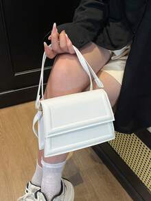 时尚休闲简约的方形翻盖单肩包，适合逛街、钱包、购物、年轻女性、大学生、新人、白领人士使用。非常适合办公室、大学、工作、商务、通勤、户外、旅行和郊游。