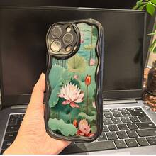 Estuche para teléfono Estuche para teléfono delgado y liviano de 1 pieza, adecuado para los modelos X a 16 Pro, con un encantador diseño de ondas con hermosas flores rosadas frente a un estanque tranquilo, lo que lo convierte en un regalo tanto para niñas como para niñas. - Negro - Ver 4