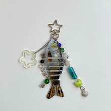 1 件手工制作的鱼形钥匙扣、海洋包包挂饰、海洋钥匙扣、人造鱼饵钥匙扣、串珠鱼形挂饰、渔夫礼物汽车配件可爱哥特 Y2k 包包配件挂绳带身份证夹圣诞节