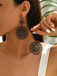 1 Pair Retro Hollow Floral Pattern Hoop Earrings, Suitable For Daily And Vacation Wear - Black - View 2
