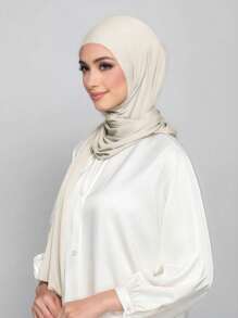 1件速干平纹针织头巾，采用柔软透气、抗起球面料制成。系带式头巾。适合穆斯林全年使用和日常佩戴。