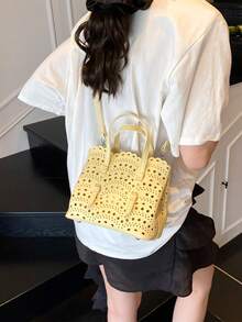 夏季镂空设计女士手提包，高端小众图案装饰单肩包，休闲百搭可调节肩带设计斜挎包，开放式多功能简约轻便收纳单肩包