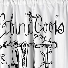 厨房窗帘黑白格纹 WAVE 胶带 145x160cm KUKINA 短款装饰厨房窗帘 装饰窗帘 - 厨房的现代点缀 KUKINA 装饰窗帘饰有厨房图案，是想要将功能性与现代风格相结合的完美解决方案。KUKINA 窗帘采用轻质弹力巴拿马材料制成，非常适合厨房，不仅可以起到装饰作用，还可以防止阳光过度直射。实用性与时尚性兼具 - 适合任何厨房得益于其通用的配色方案和简洁而有效的设计，KUKINA 窗帘适合从现代到古典布置的厨房和餐厅。尺寸为 145x160 厘米的窗帘采用 WAVE 胶带缝制，可以形成深褶。其功能性和易于维护的特点使其成为需要实用而美观解决方案的空间的绝佳选择。