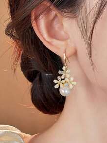 1 paire de boucles d'oreilles élégantes aux fleurs géométriques, incrusté de verre artificiel et de faux perles. Design de style français de luxe, convenant aux femmes pour des tenues formelles, des fêtes, les vacances et la rentrée scolaire